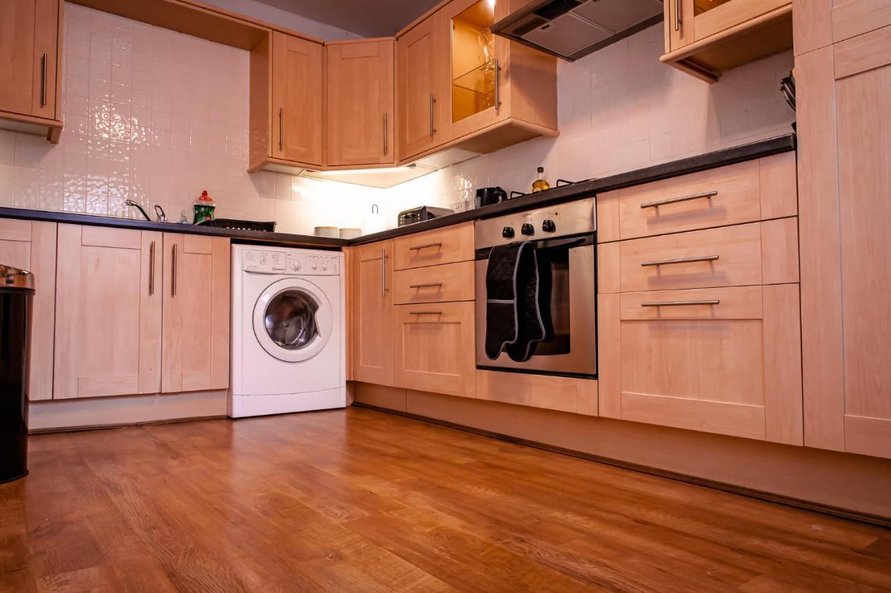 Lord Street - 2 Beautiful Apartments - Sleep Up To 14 Guests - By Rework Accommodation Честер Экстерьер фото