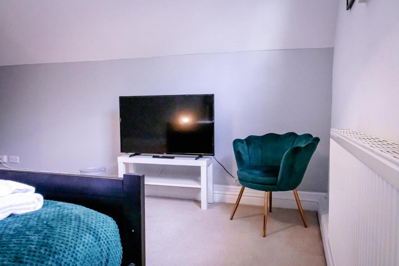 Lord Street - 2 Beautiful Apartments - Sleep Up To 14 Guests - By Rework Accommodation Честер Экстерьер фото
