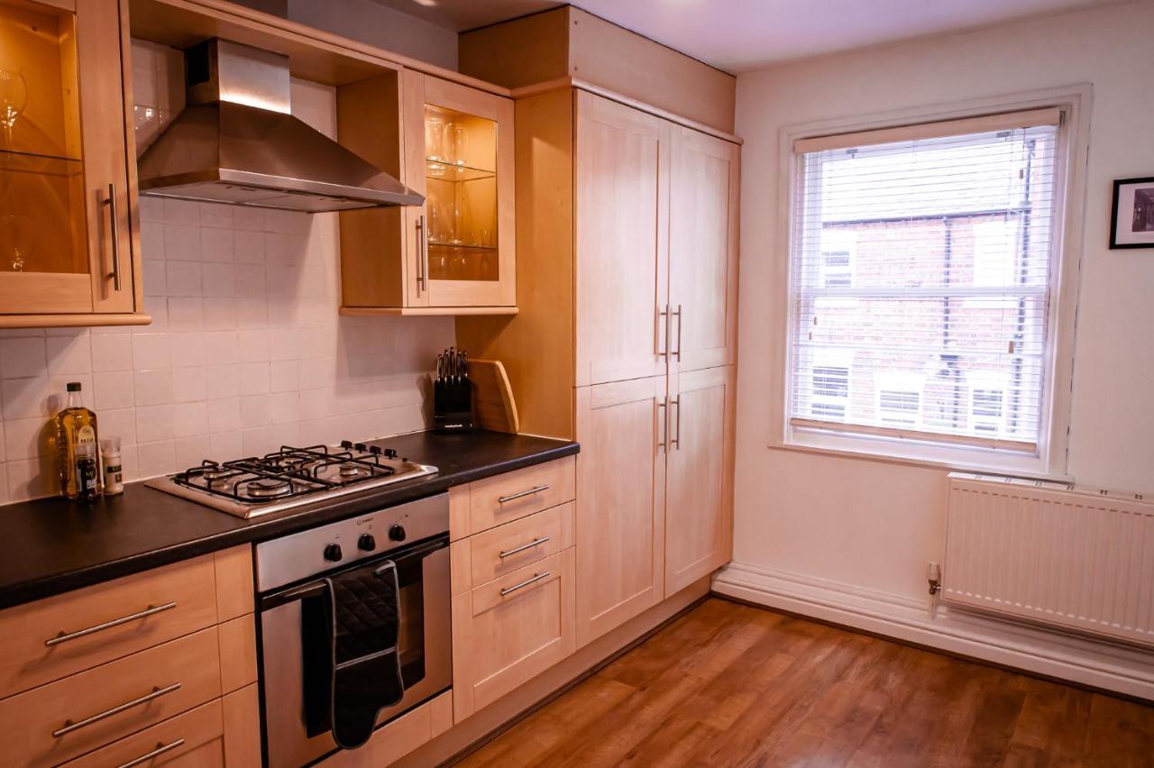 Lord Street - 2 Beautiful Apartments - Sleep Up To 14 Guests - By Rework Accommodation Честер Экстерьер фото