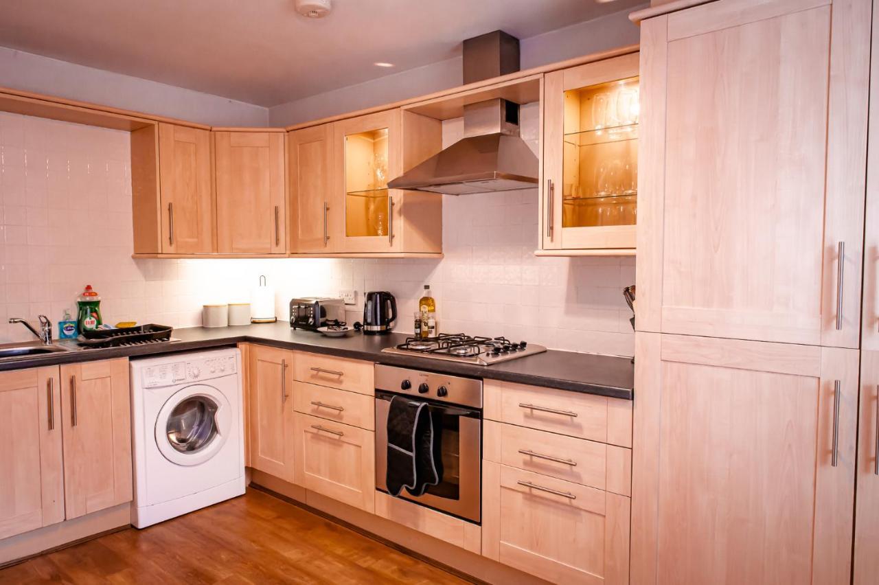 Lord Street - 2 Beautiful Apartments - Sleep Up To 14 Guests - By Rework Accommodation Честер Экстерьер фото