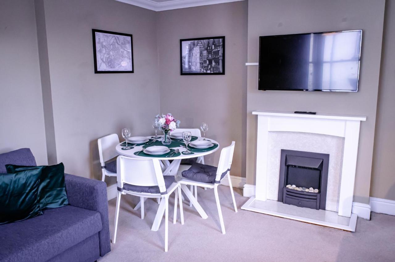 Lord Street - 2 Beautiful Apartments - Sleep Up To 14 Guests - By Rework Accommodation Честер Экстерьер фото